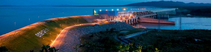 Usina hidrelétrica de geração de energia ao entardecer