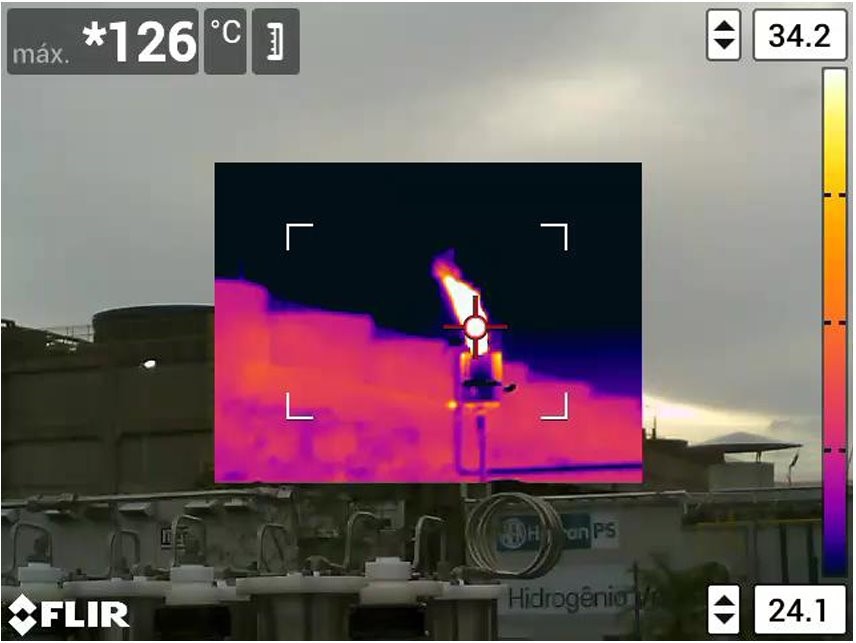 Imagem térmica de uma instalação industrial, com medição de temperatura indicada na tela.